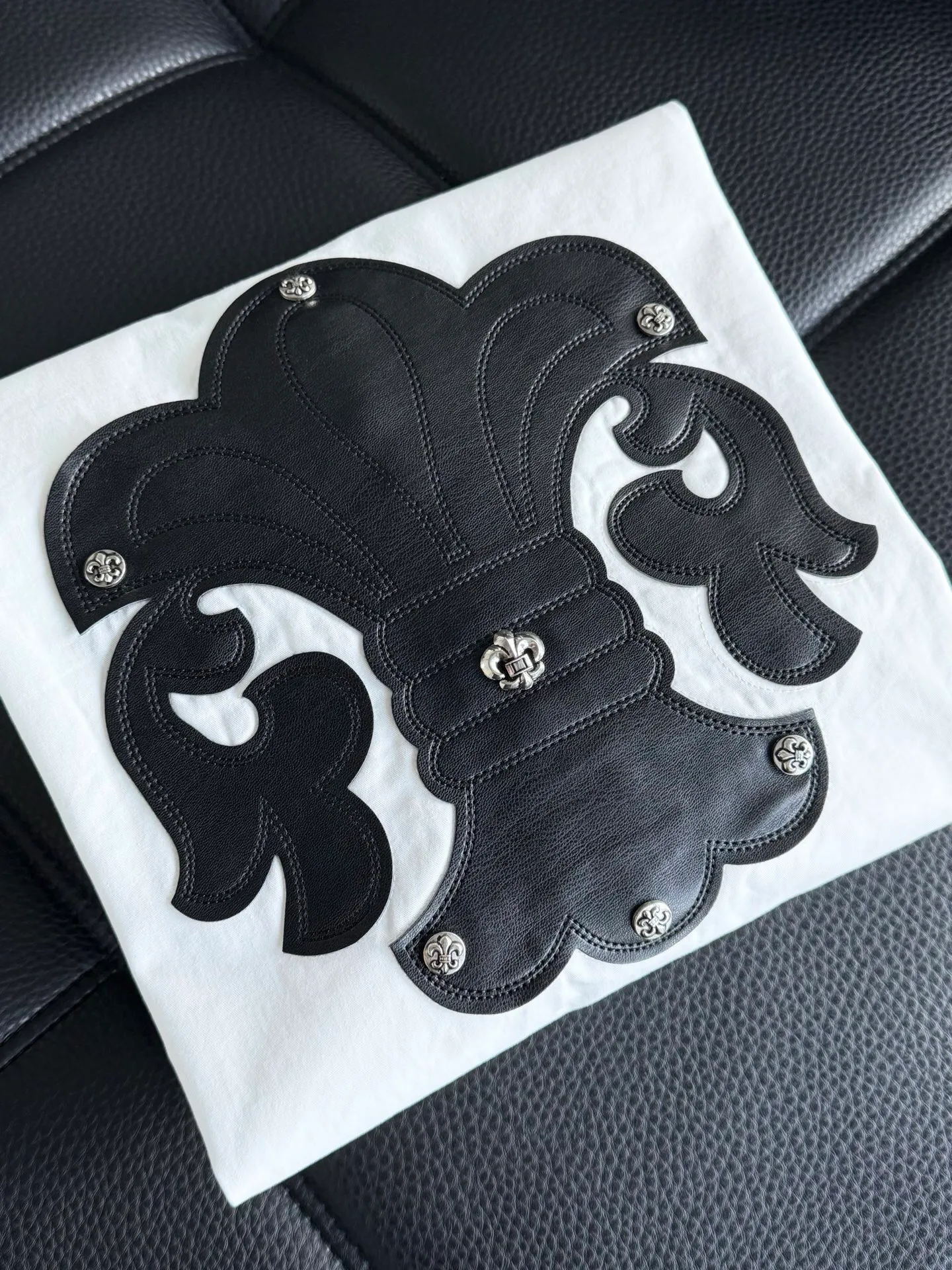 P500 Chrome Hearts leather cross leather embroidery shirt jacket! OS version can be worn by both men and women! The fabric is made of twill gauze cotton fabric! The texture is clear and smooth, not easy to wrinkle or fade! The embroidery process is complex and repetitive, and the requirements for the embroidery machine are very strict. The distance is always 45 centimeters! It won’t work if the spacing is too big, and it won’t work if it’s too small! The hardware is all carved and cast. This piece of clothing consumes a lot of material. More than 3 meters of material is used for one piece of clothing! After the garment is made, it needs to be fixed at high temperature, washed at a water temperature of more than 70 degrees, and softened by adding softener to make the upper body softer and smoother!   Color: black white Size: m-3xl Style number: 5878